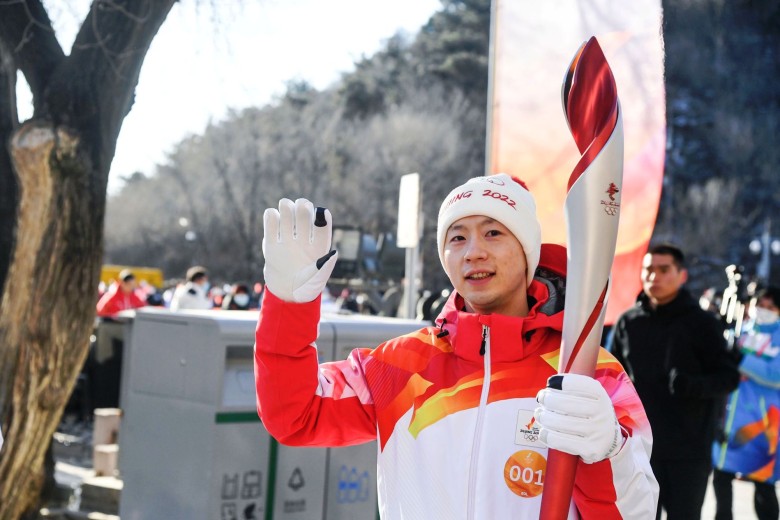 Ма Лонг и Динь Нин пронесли олимпийский огонь