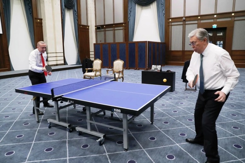 Президенты Турции и Казахстана сыграли в настольный теннис