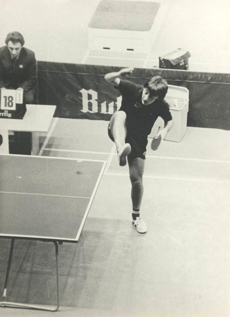 Конни Акессон (Швеция). Подача из-под ноги. Тогда ещё можно было (1982 год)... - настольный теннис фото