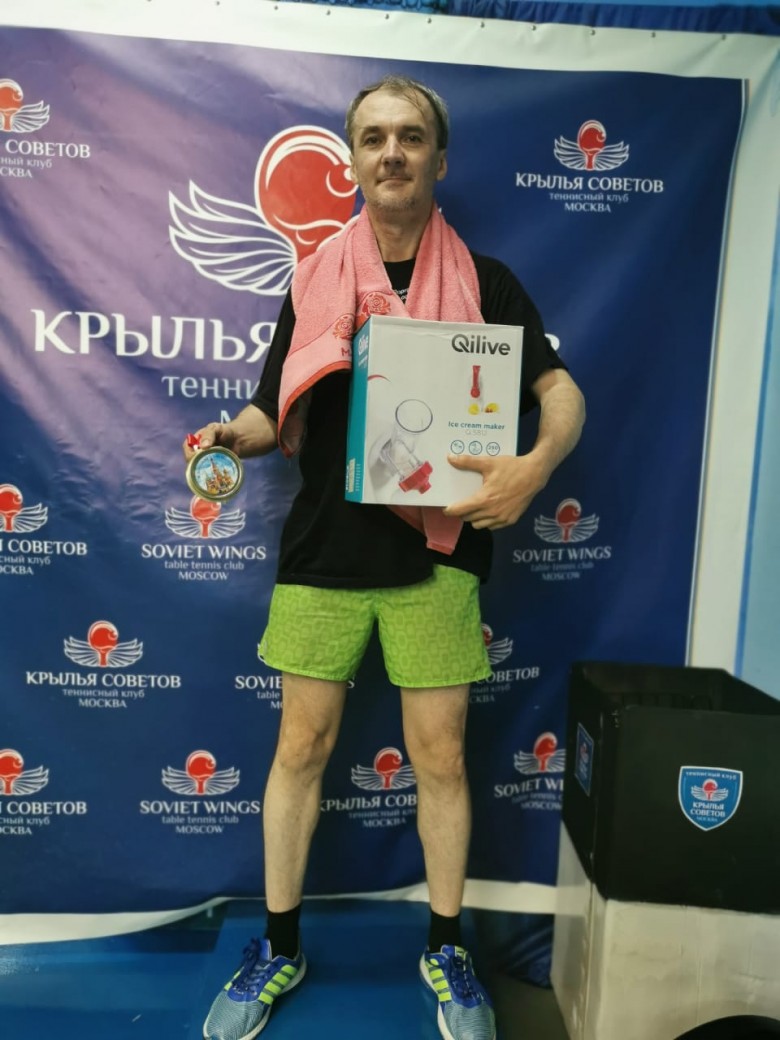 Зыбин Толя получил приз за первое место! - настольный теннис фото