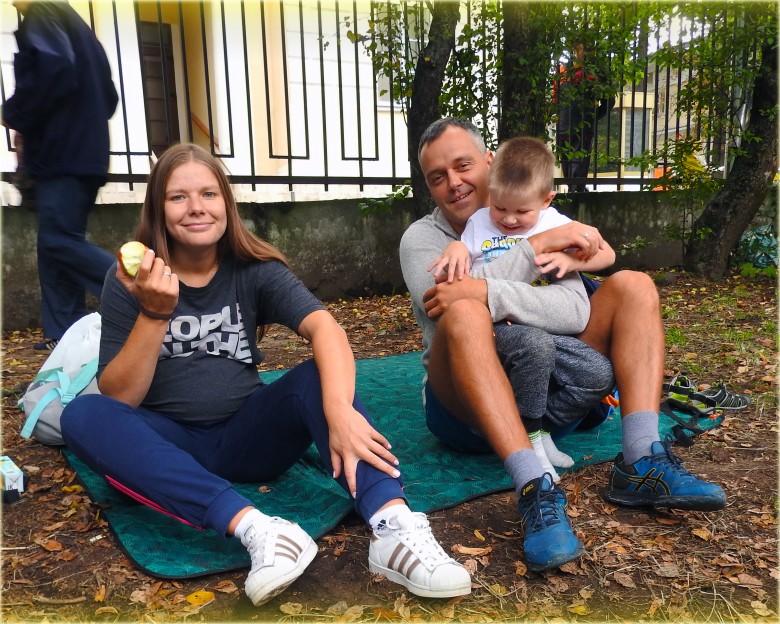 Девочка с яблоком (или с абрикосом? :)) Турнир Астафурова 2020 - настольный теннис фото