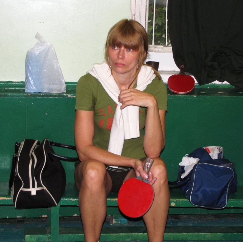 Королева зала в ожидании, или Между играми и сумками - настольный теннис фото