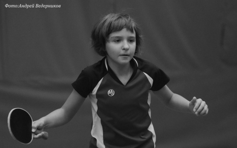 Девочка с ракеткой - настольный теннис фото