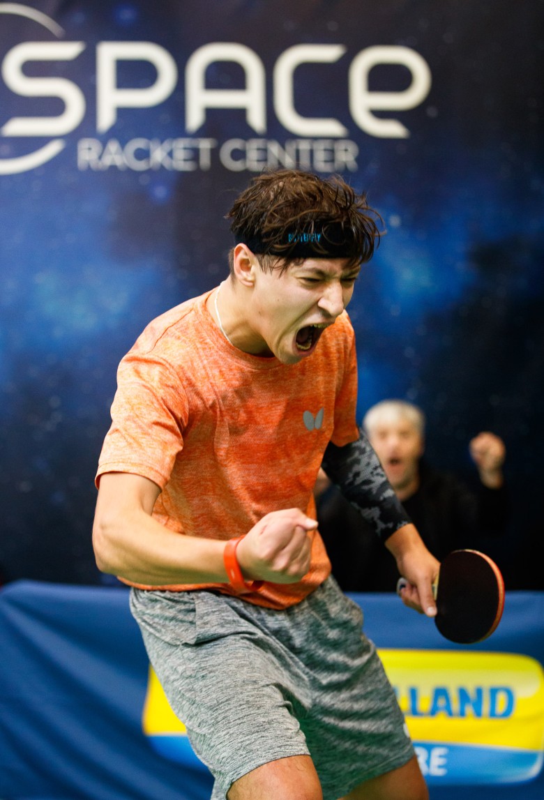 Илья Митрофанов на New Holland in Space - настольный теннис фото