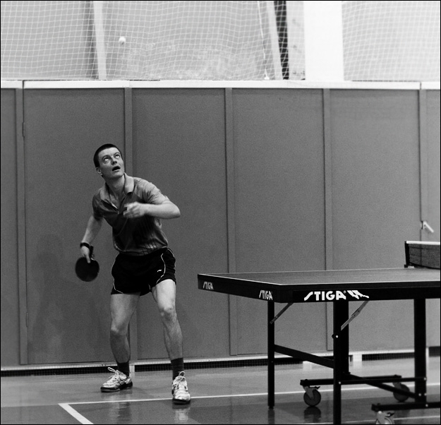 Александр Щукин подает - настольный теннис фото