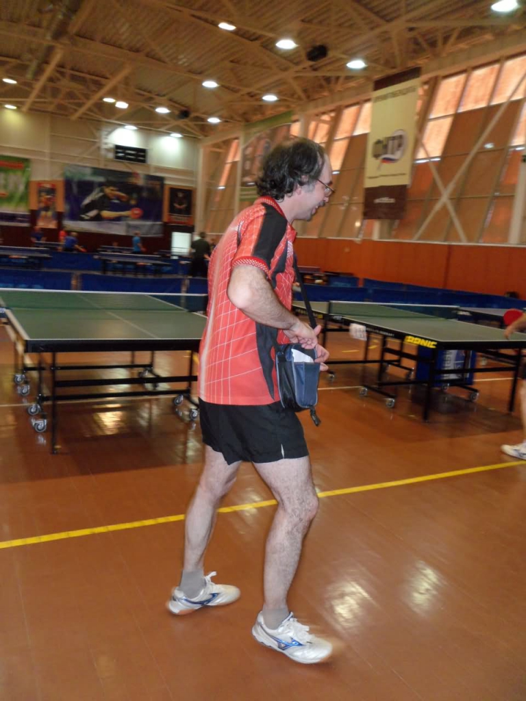 Атон Чередов удаляется улыбаясь - настольный теннис фото