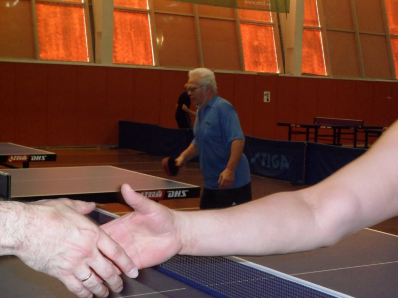 Две руки и Горбадей - настольный теннис фото