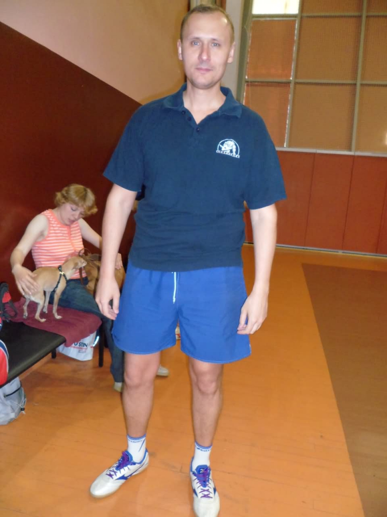 Спортсмен в голубом - настольный теннис фото