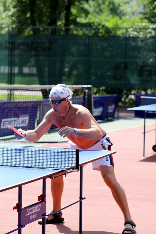 Александр Жирнов в устрашающей стойке - настольный теннис фото