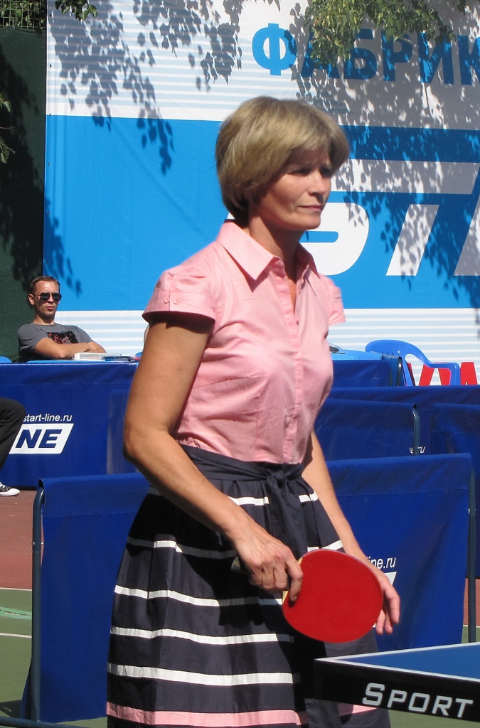 Дама с ракеткой - настольный теннис фото