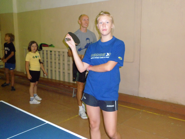 Юля Федченко и смешной Лисов на заднем плане - настольный теннис фото