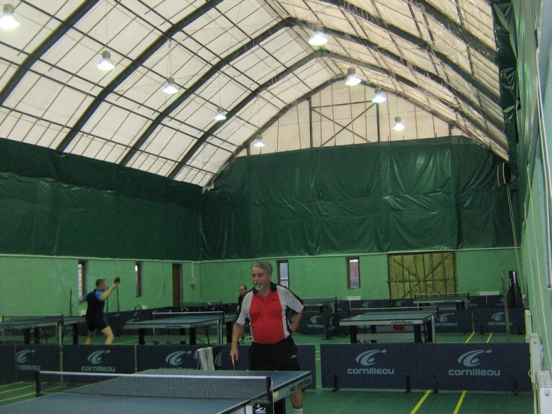 Общий вид зала  и Чекунков Владимир - настольный теннис фото