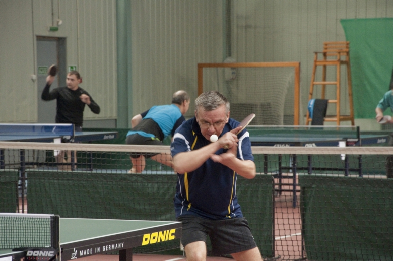 Олег Попов подает - настольный теннис фото