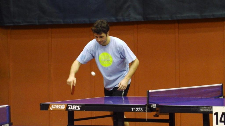 Дима Осипов играет в мяч - настольный теннис фото