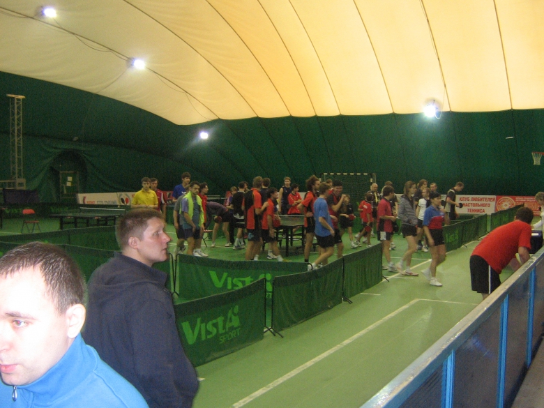 Общий вид зала и участников - настольный теннис фото