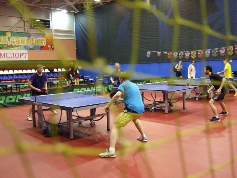 Сражения с шиповиками в центре зала - настольный теннис фото