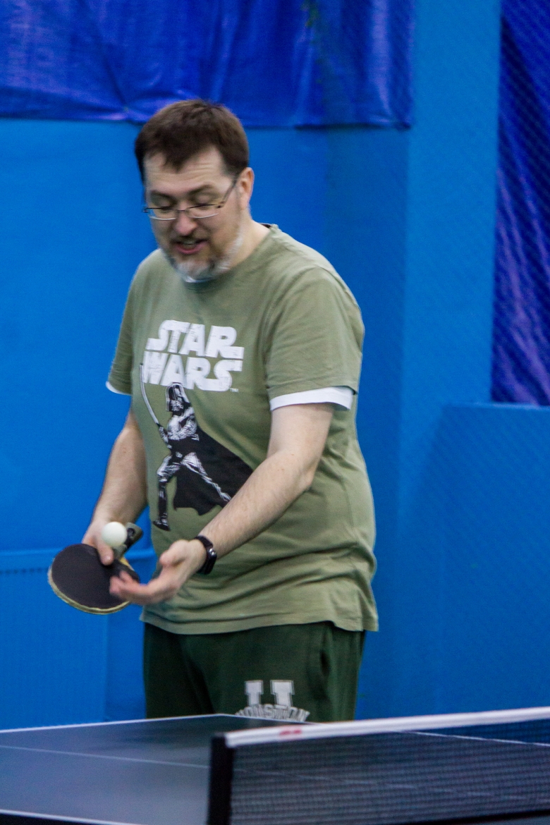 Профессор на подаче - настольный теннис фото
