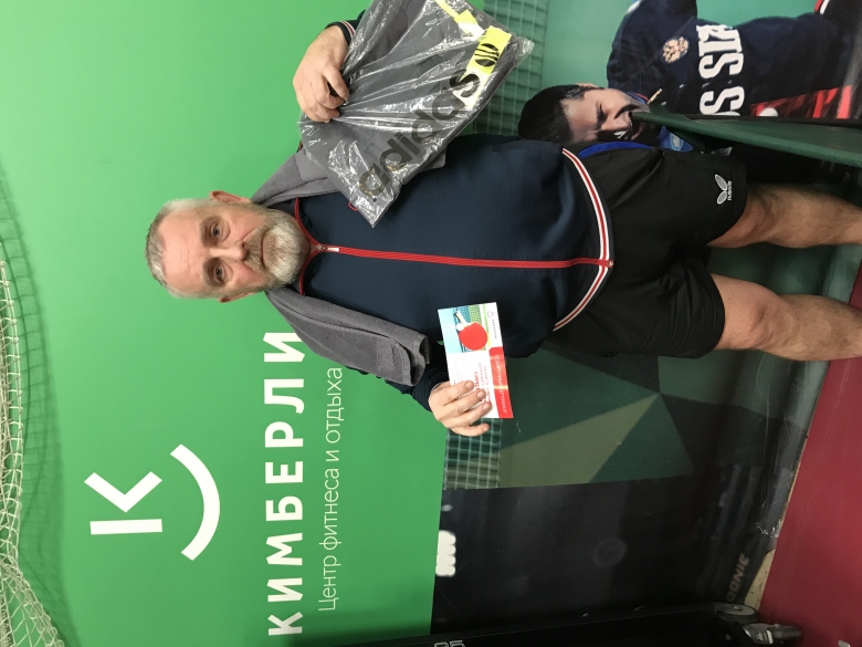 Победитель Кимберли с призом от спонсора Adidas - настольный теннис фото