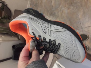 Продам кроссовки asics